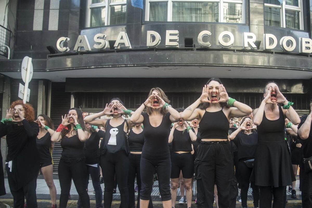 La performance de Actrices Argentinas frente a la Casa de Córdoba pidiendo justicia para Flavia Saganías.