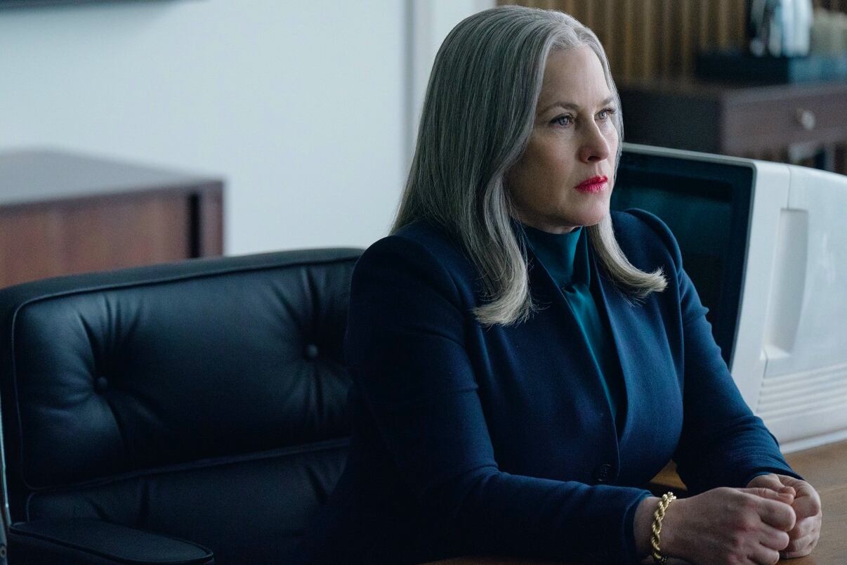 Arquette interpreta a una dura y fría ejecutiva en "Severance", serie de Apple TV+