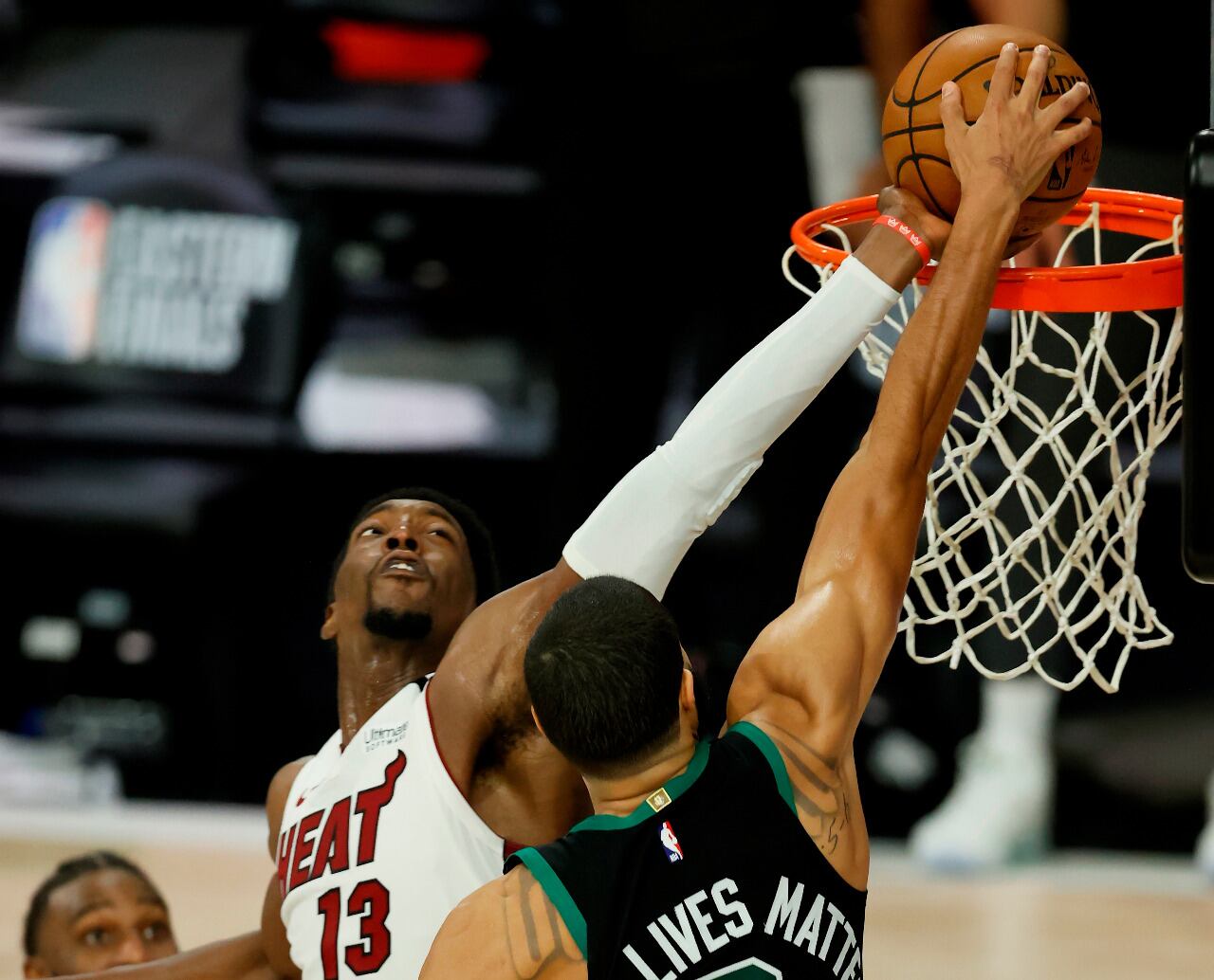 Adebayo evitó con su mano izquierda una canasta que hubiese mandado el partido a suplementario. 