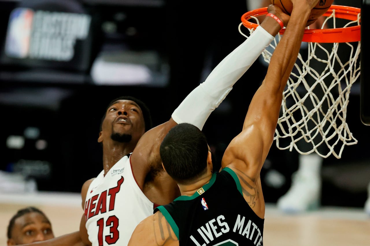 Adebayo evitó con su mano izquierda una canasta que hubiese mandado el partido a suplementario.