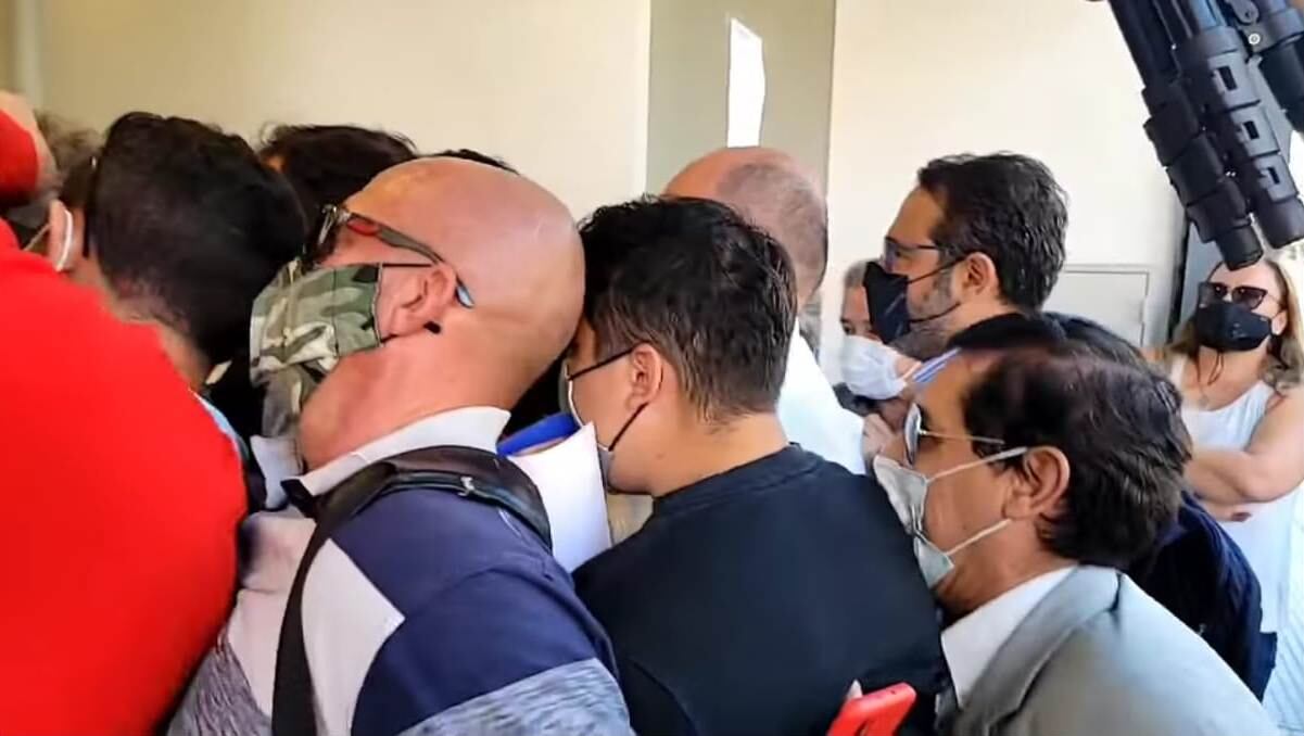 Invesionistas agolpados ante las persinas de la empresa.