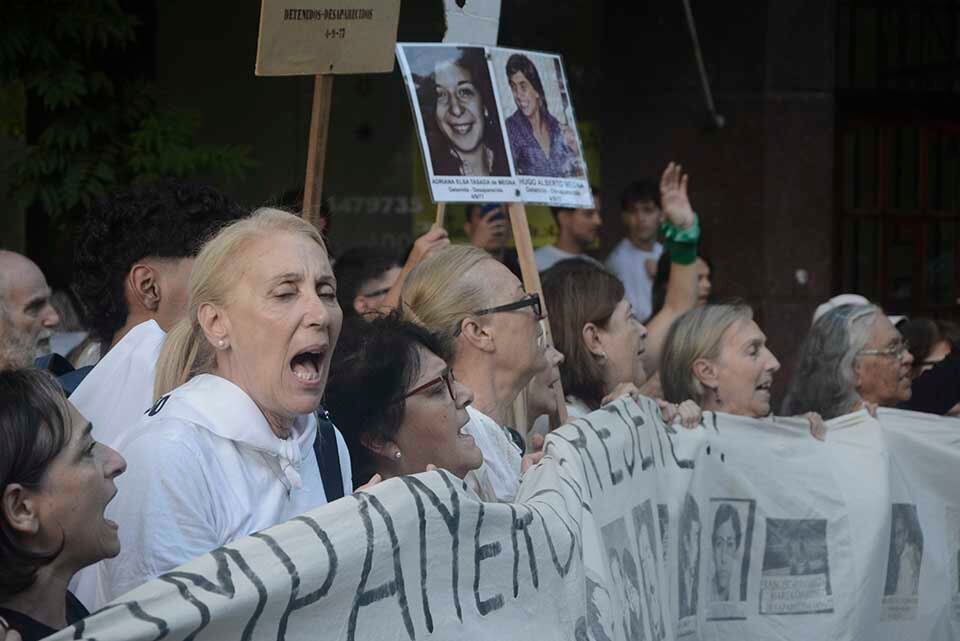 "Este gobierno directamente reivindica el accionar represivo, ilegal y genocida", señalaron.