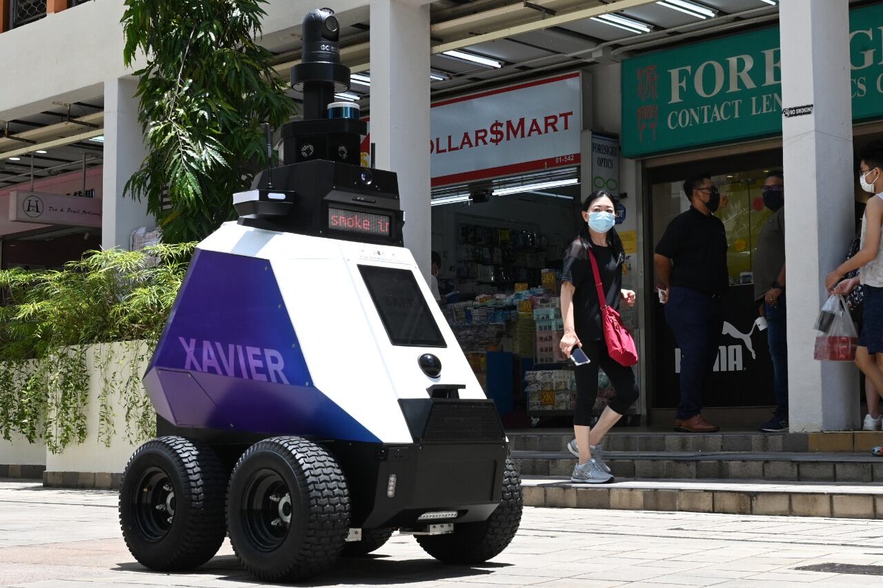Los robots "Xavier" que patrullan las calles en Singapur.