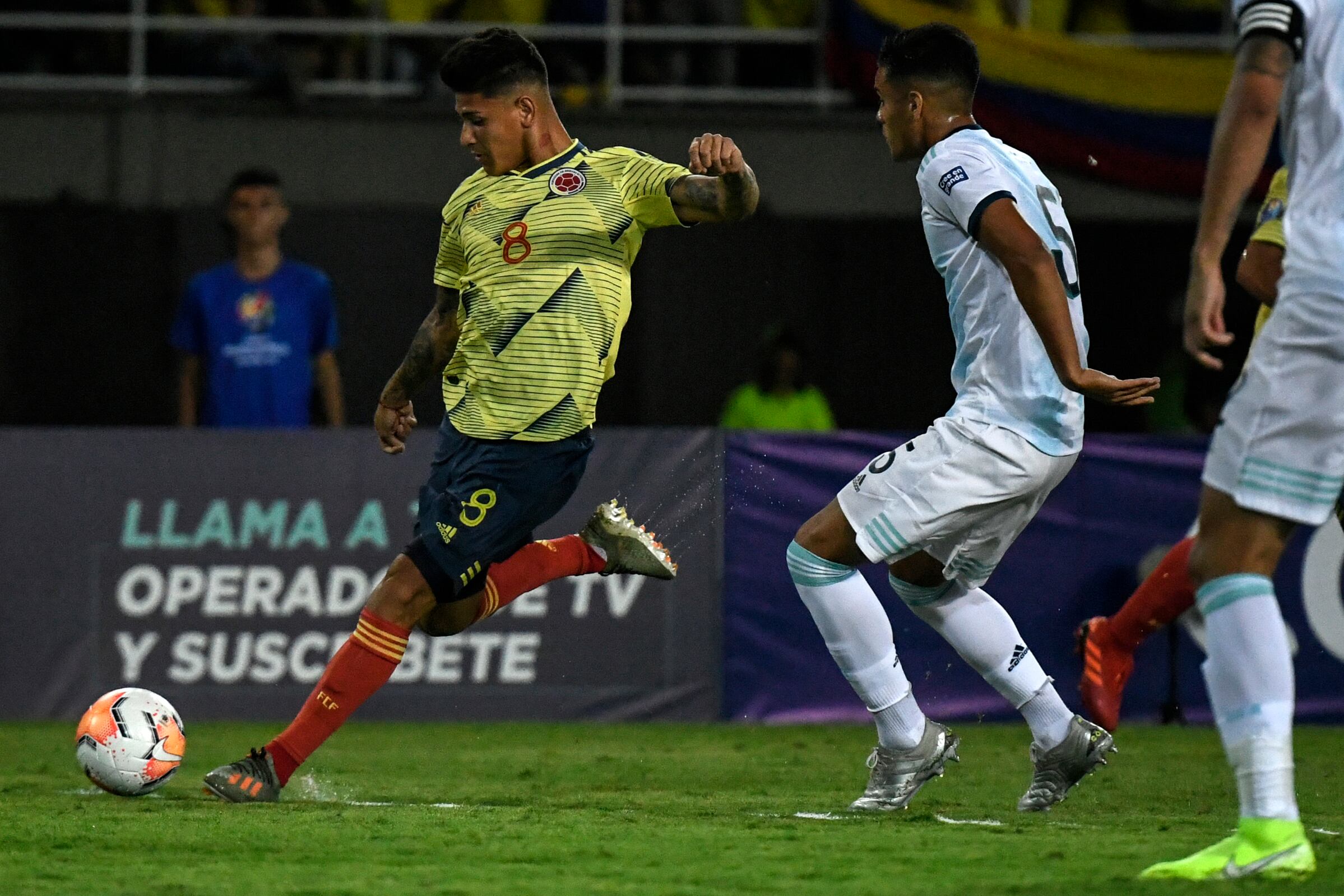 Carrascal marcó un gol y era la figura de Colombia, pero el DT Reyes lo reemplazó. 