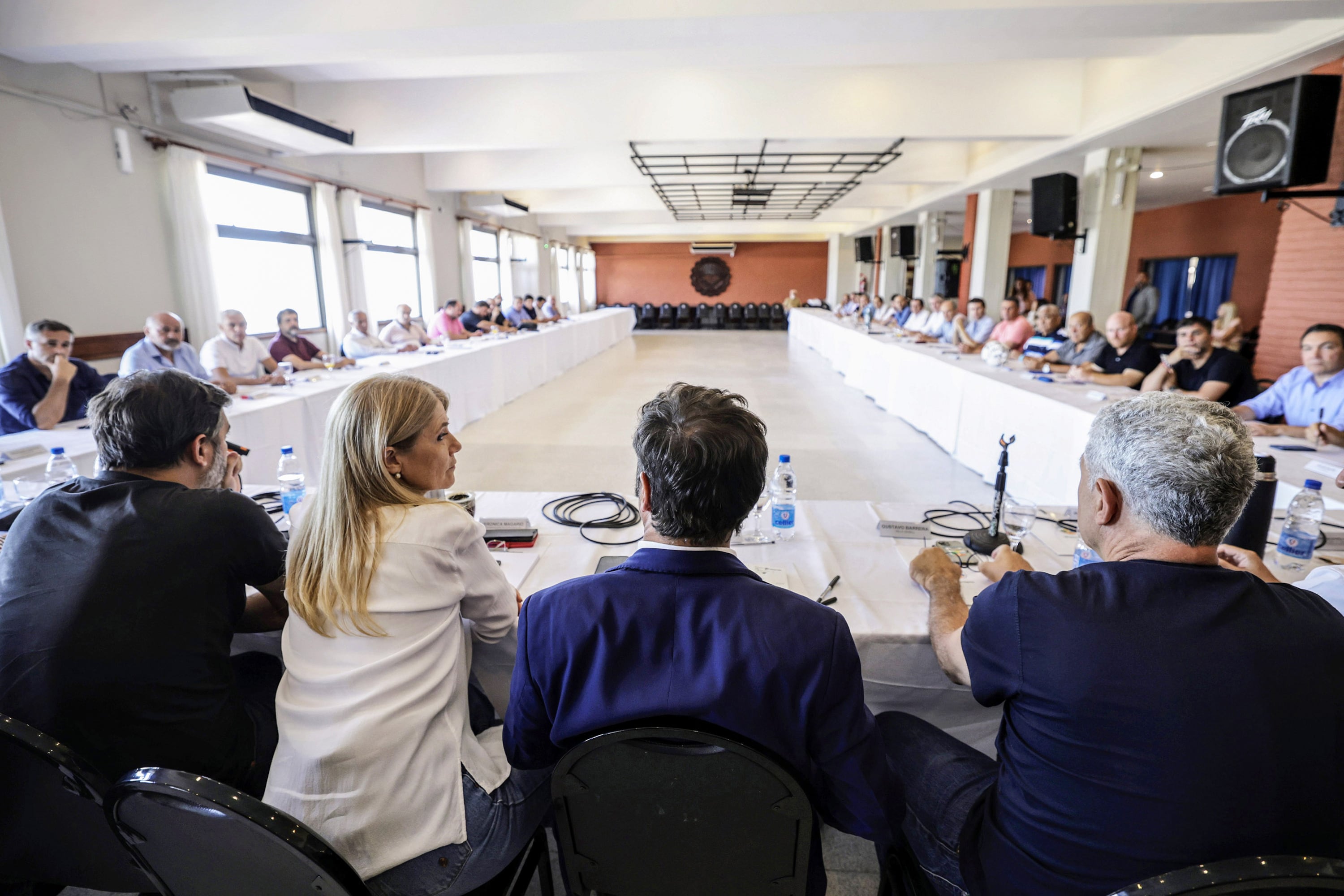 Kicillof se reunió con intendentes y parte del gabinete en Villa Gesell.