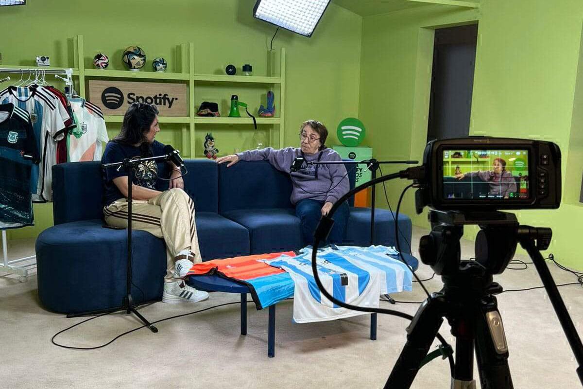 Romina Sacher, conductura del ciclo, junto a la pionera Betty García.