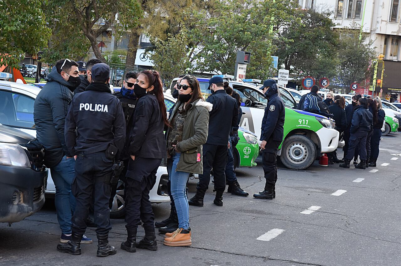 Dirigentes consideraron que las movilizaciones de los uniformados rozan lo “intimidatorio” y las vincularon a un intento de “desestabilización”.