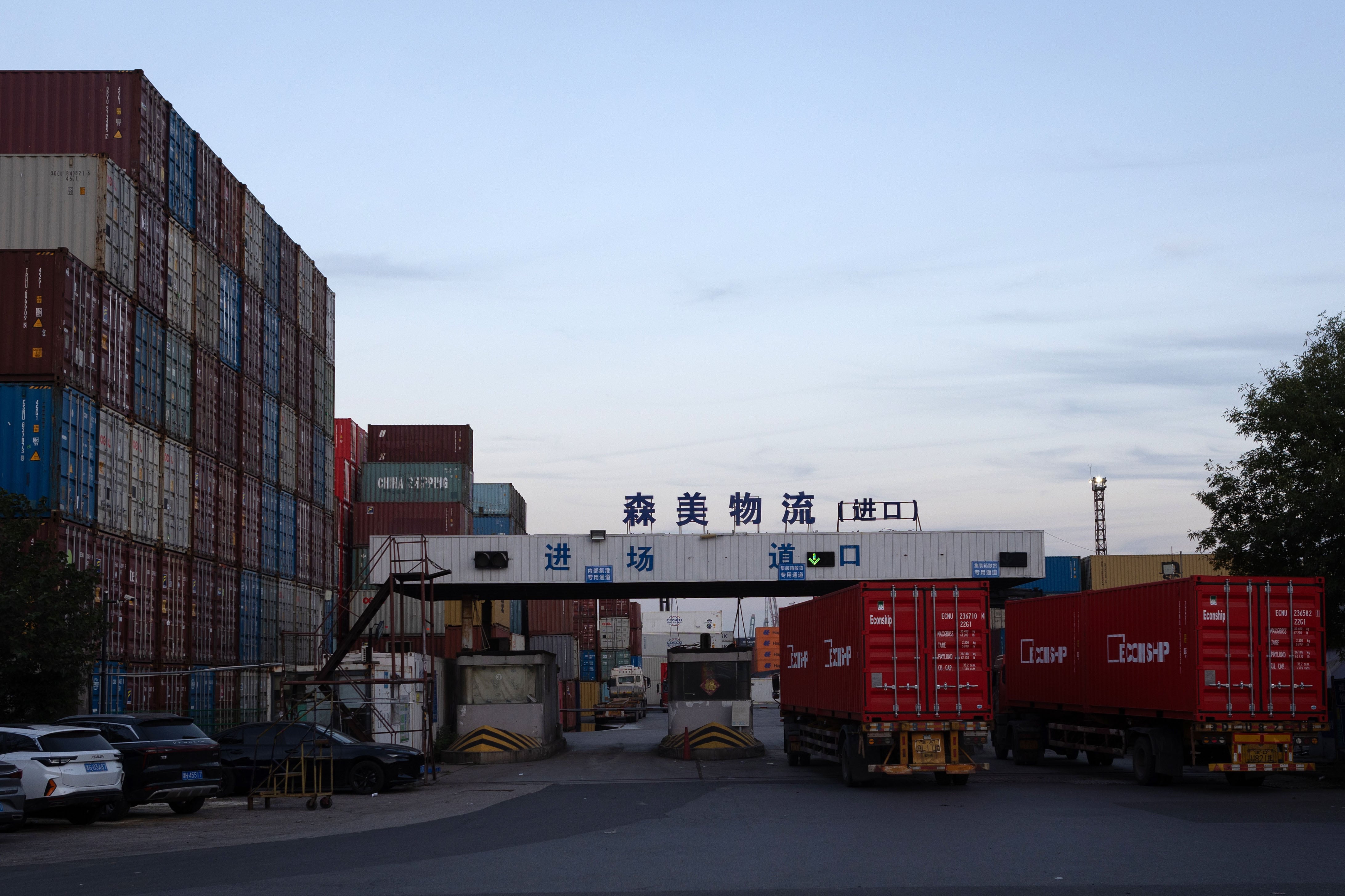 Camiones y contenedores en el puerto de Taijin, China.