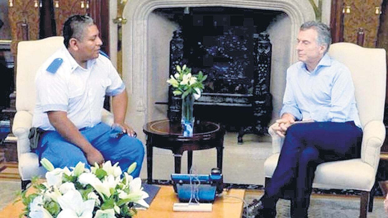 El presidente Mauricio Macri junto al policía de Avellaneda Luis Chocobar, acusado de homicidio en exceso de legítima defensa.
