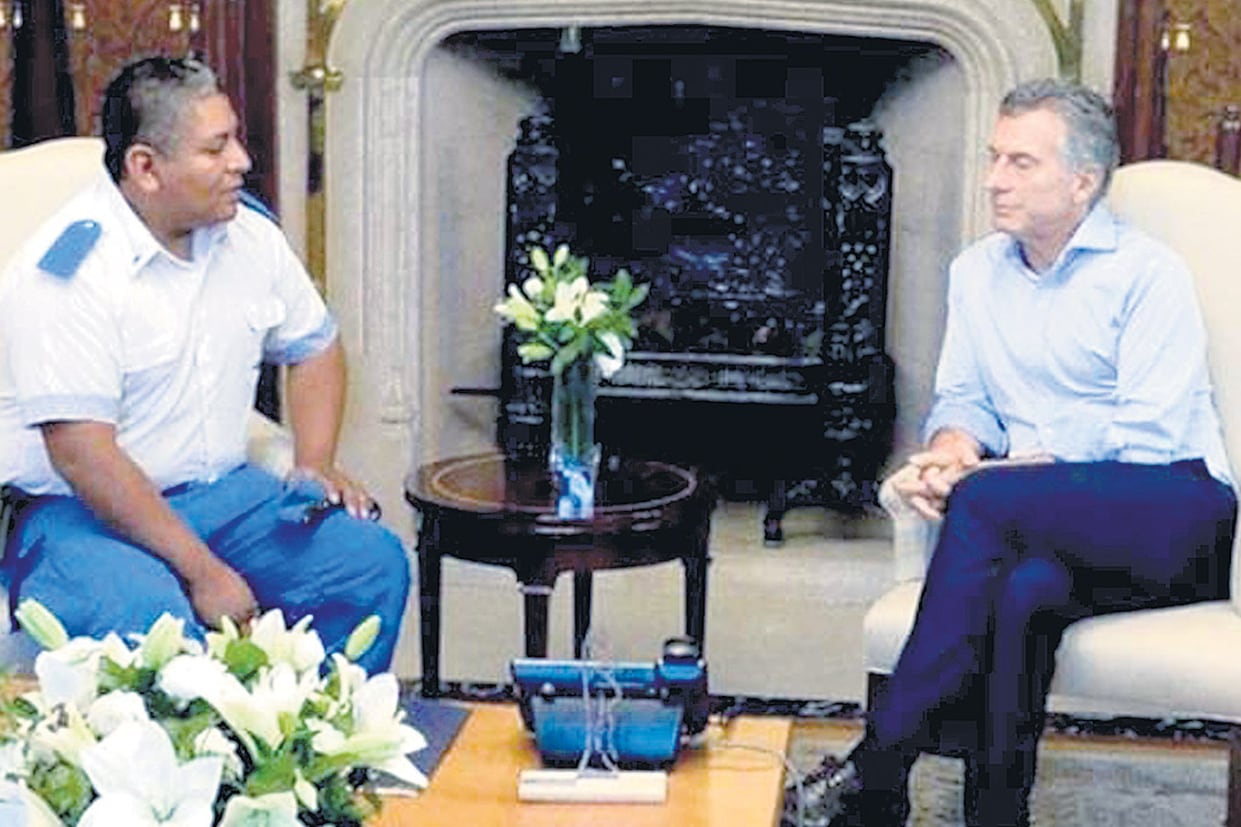 El presidente Mauricio Macri junto al policía de Avellaneda Luis Chocobar, acusado de homicidio en exceso de legítima defensa.