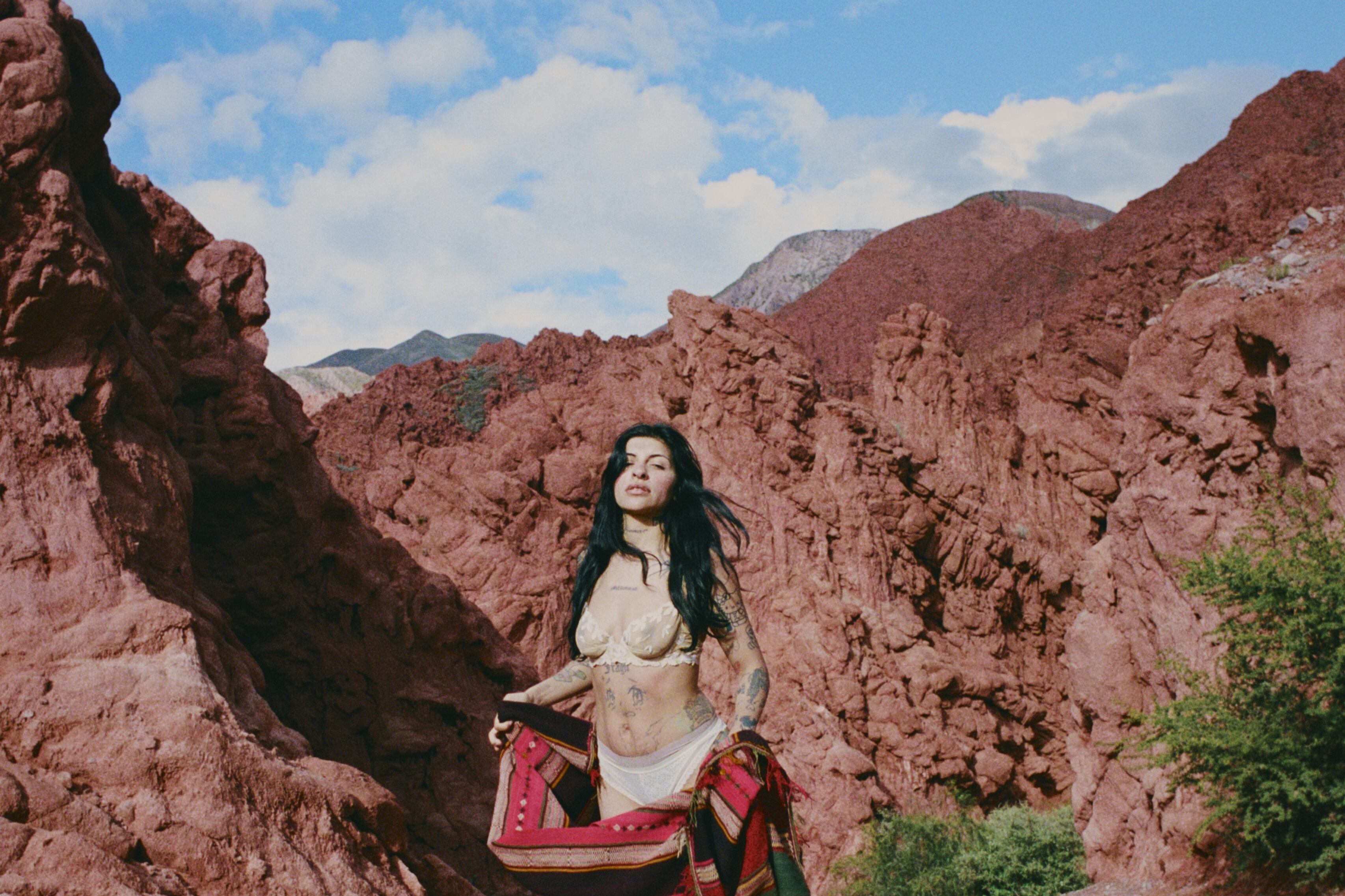 En TikTok, la canción se viralizó con miles de videos que usaban el fragmento “no te deseo el mal, pero él te va a engañar con otra…”