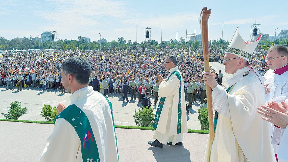Francisco ofició una misa en el Parque O’Higgins, en el centro de Santiago.