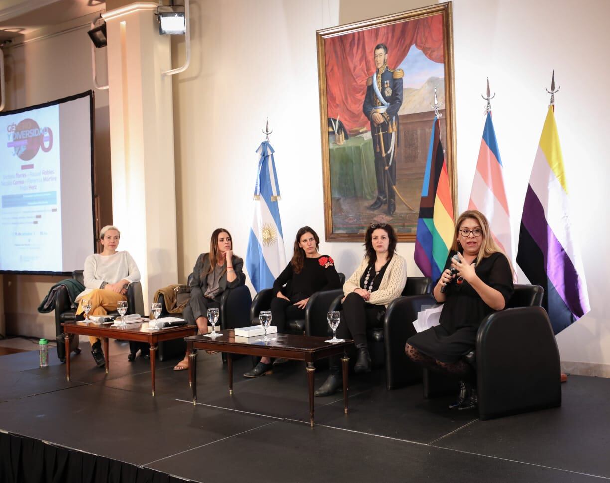 Raquel Robles, Frida Herz, Florencia Mártire, Victoria Torres y Alba Rueda