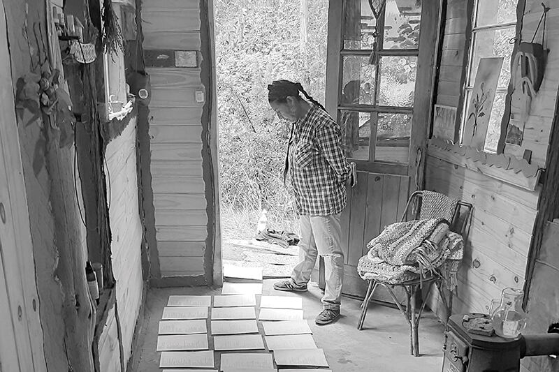 Soraya Maicoño en el proceso de corrección del libro que escribieron junto a Dani Zelko.