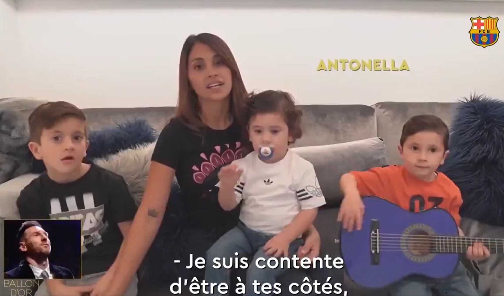 Messi se emocionó al ver el video que le regalaron su mujer y sus hijos.