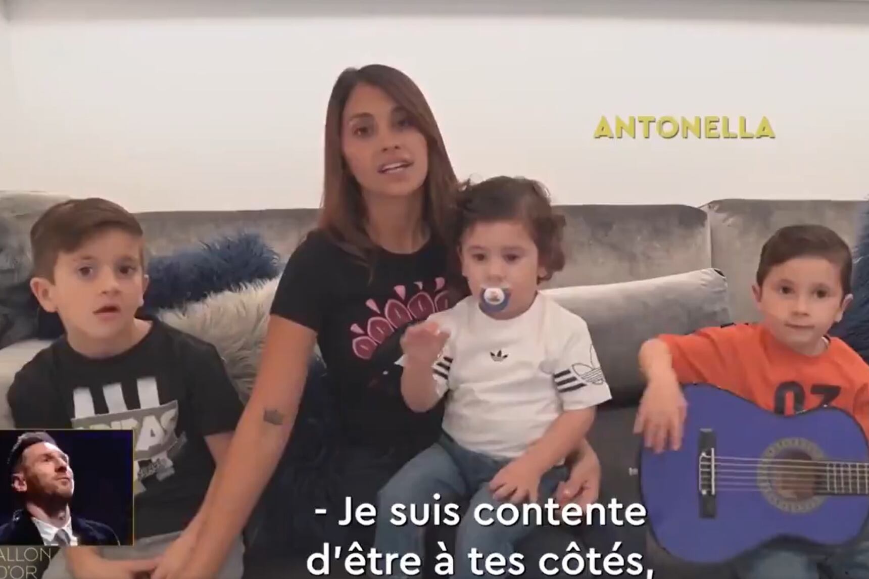 Messi se emocionó al ver el video que le regalaron su mujer y sus hijos.