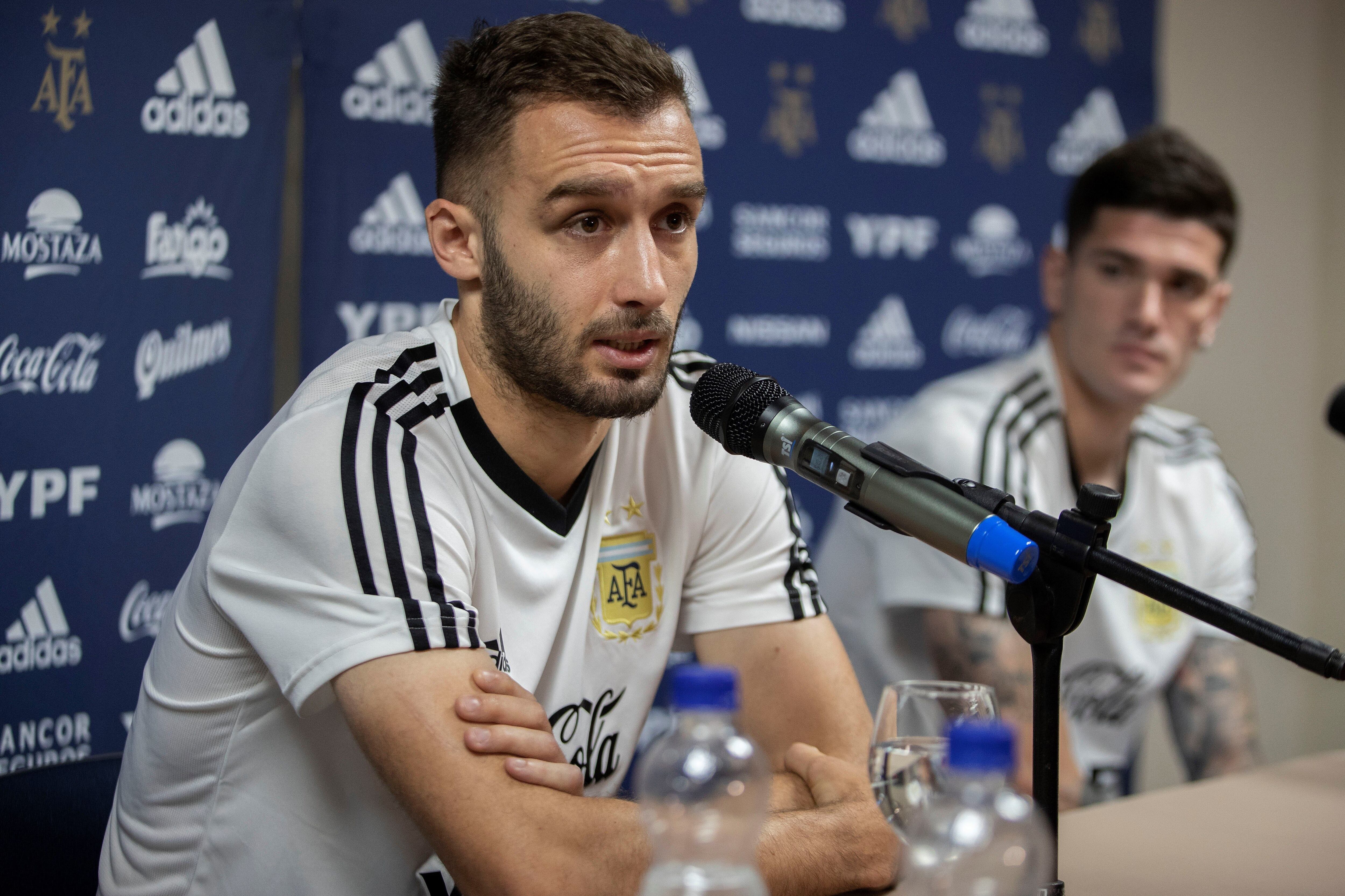 Pezzella y De Paul, durante la conferencia de prensa.