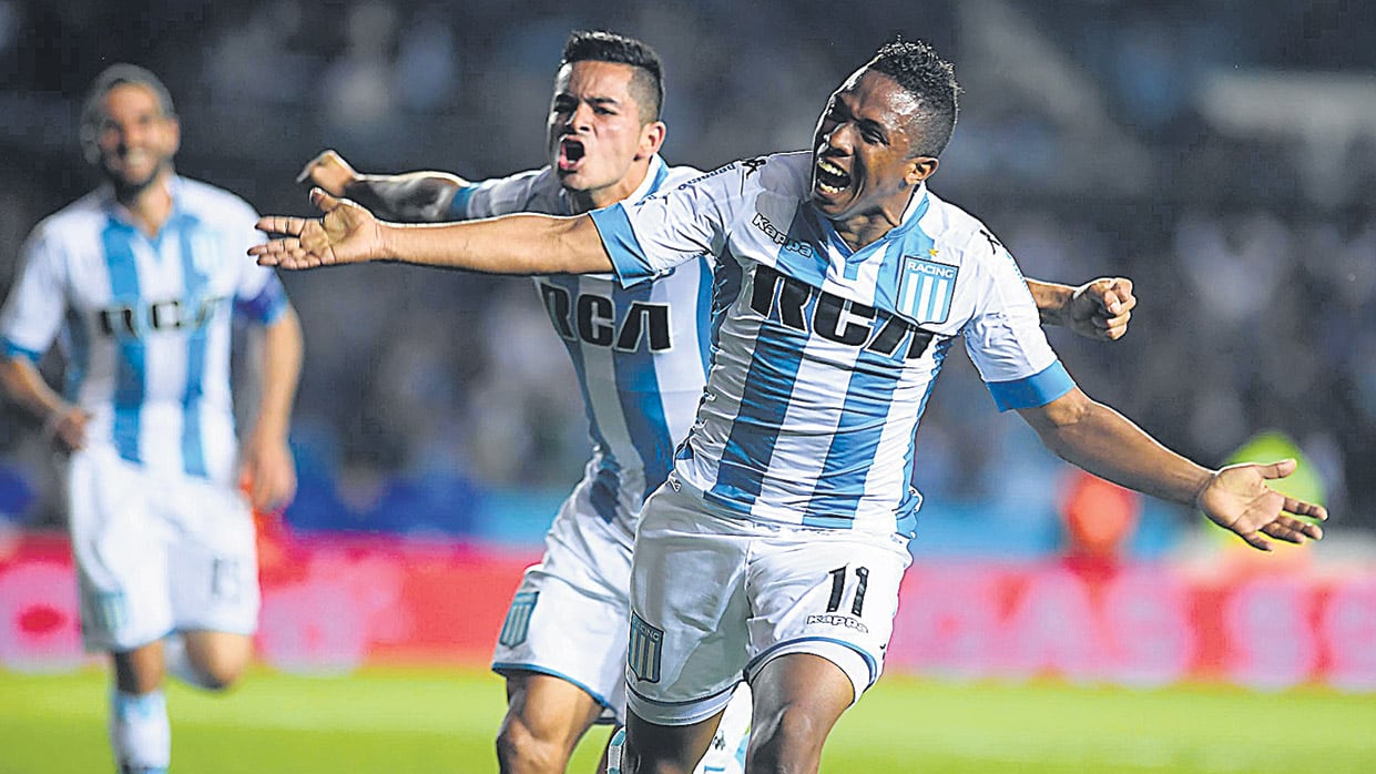 El festejo de Ibargüen y de todo Racing por la vuelta a la victoria.