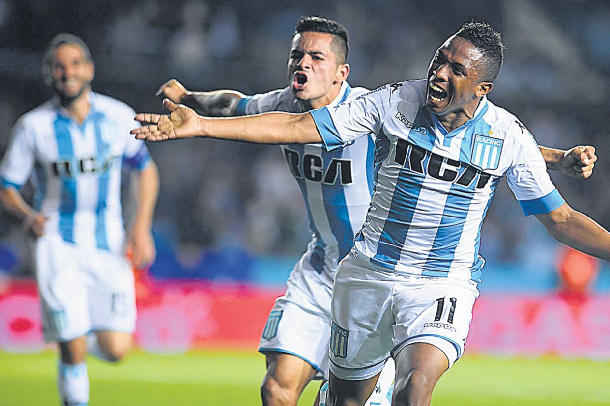 El festejo de Ibargüen y de todo Racing por la vuelta a la victoria.