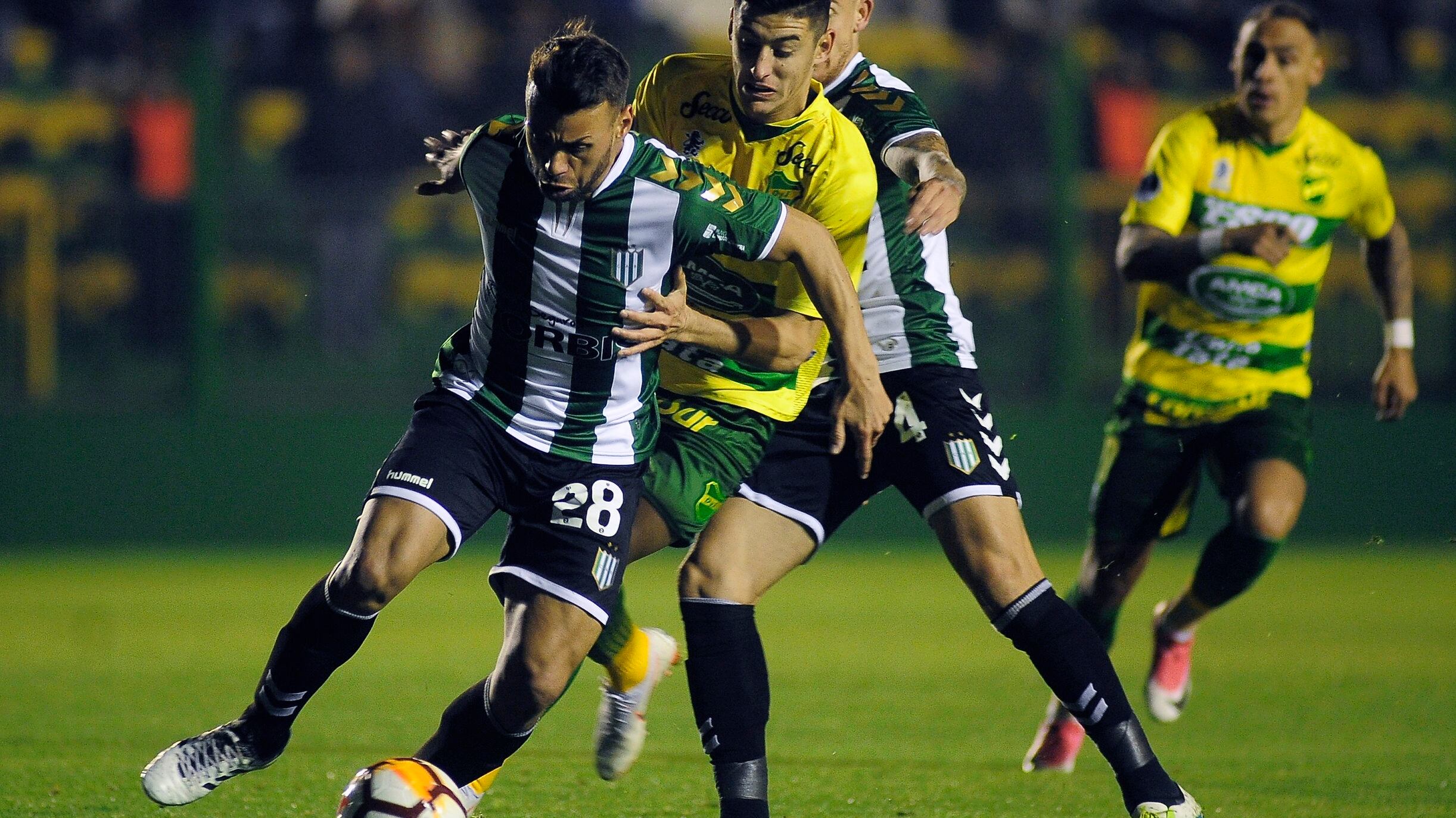 Calello intenta desmarcarse de un rival. Defensa y Banfield protagonizaron un partido deslucido.