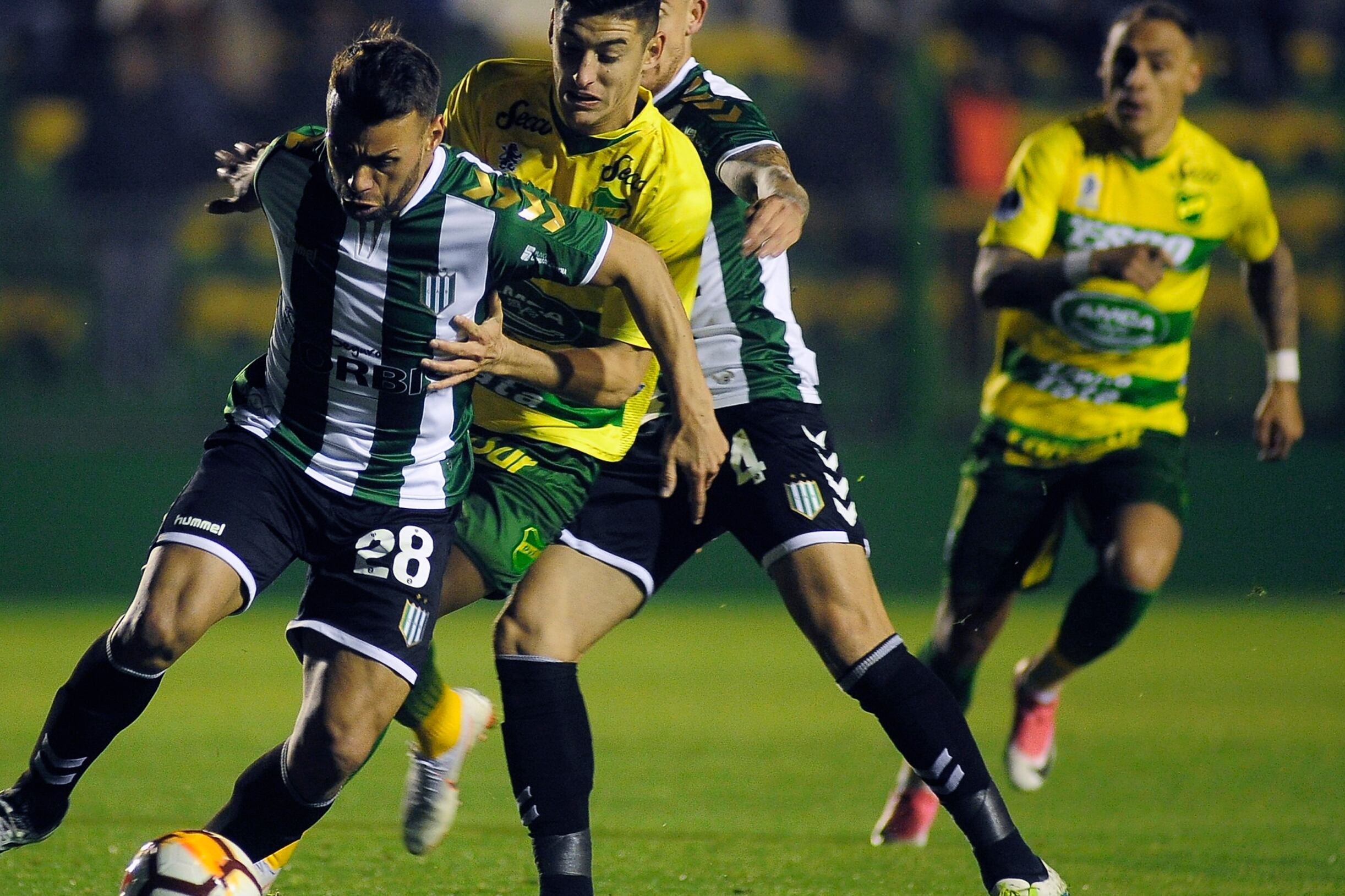 Calello intenta desmarcarse de un rival. Defensa y Banfield protagonizaron un partido deslucido.