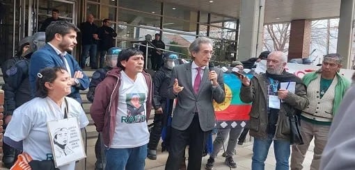 Con micrófono en mano, abogado Rubén Marigo. A su lado, la madre y el padre de Rafael Nahuel