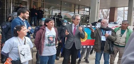 Con micrófono en mano, abogado Rubén Marigo. A su lado, la madre y el padre de Rafael Nahuel