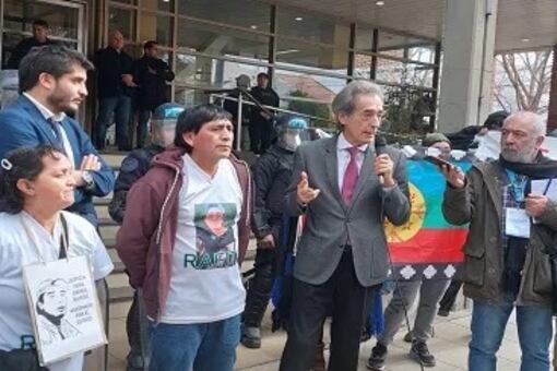 Con micrófono en mano, abogado Rubén Marigo. A su lado, la madre y el padre de Rafael Nahuel