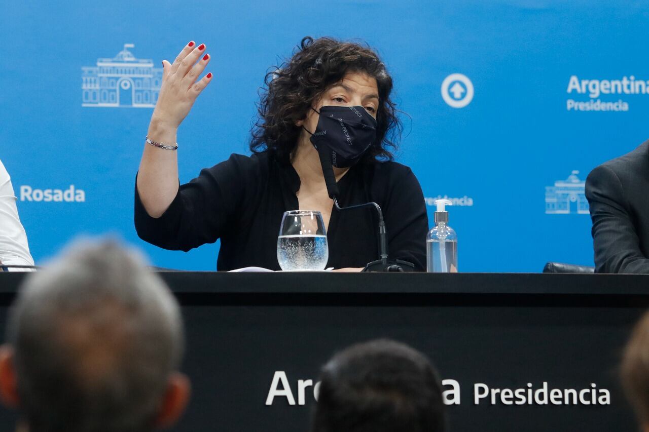 "El pasaporte sanitario lo que busca es que nos cuidemos entre todos, poner en relevancia lo que significa completar los esquemas de vacunación", resaltó Vizzotti. 