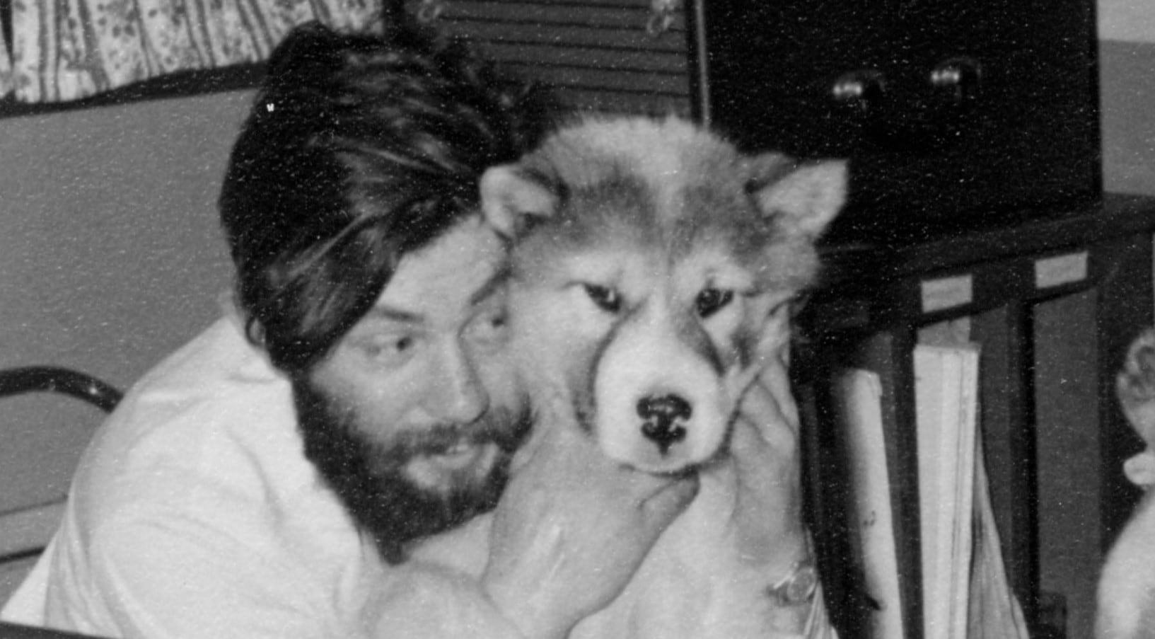 Bell murió el 26 de julio de 1959 durante una expedición invernal en la isla  25 de Mayo, la mayor de las islas Shetland del Sur, ubicada a 120 kilómetros de la costa de la Antártida