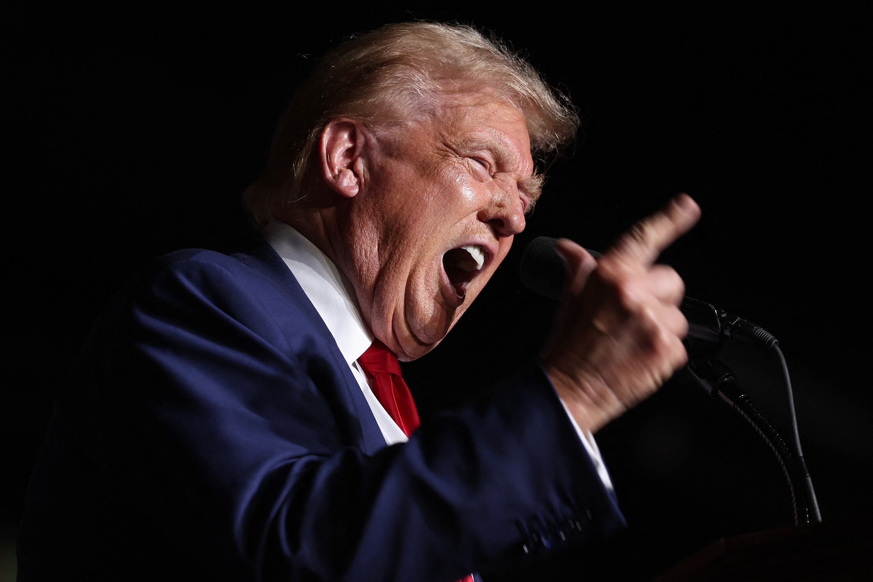 "Debido a esta retórica comunista las balas están volando", disparó Trump