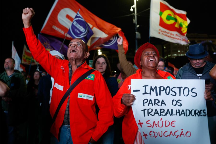 Trabajadores y movimientos sociales se manifiestan por el fin de la jornada laboral de 6x1 y por la imposición de impuestos a los superricos, en Río de Janeiro, el 10 de julio. Imagen: Fernando Frazão/Agência Brasil
