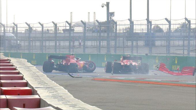 Vettel ya volvió a la pista tras el impacto y Leclerc alcanza a esquivarlo con lo justo.