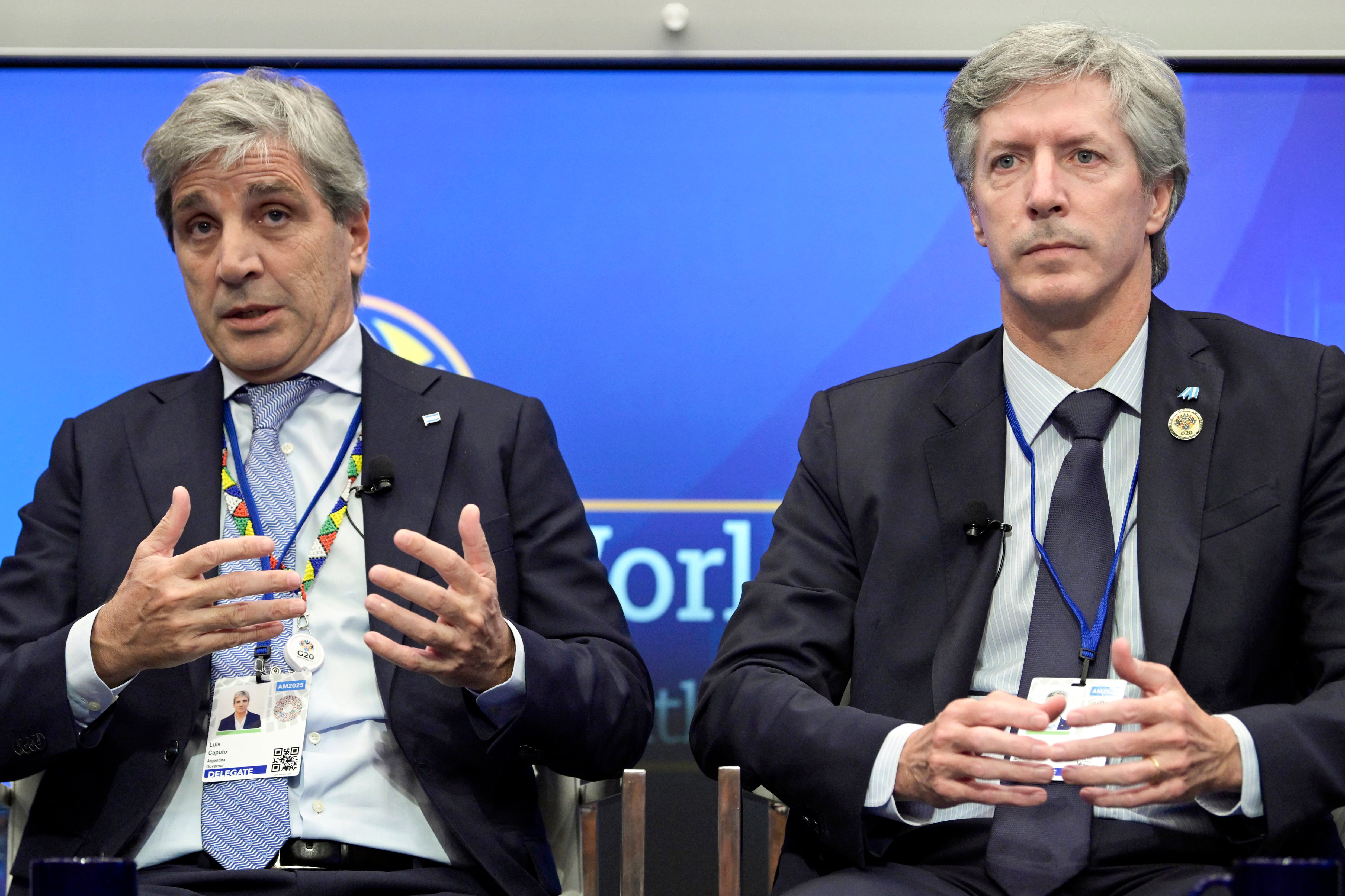 Luis Caputo y Santiago Bausili, en un evento del JP Morgan.