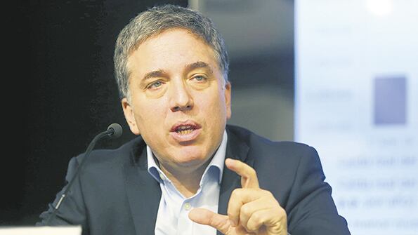 El ministro de Hacienda y Finanzas, Nicolás Dujovne, utilizó la tijera sobre partidas sociales y de salud para el 2019.