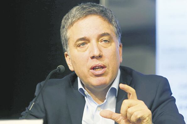 El ministro de Hacienda y Finanzas, Nicolás Dujovne, utilizó la tijera sobre partidas sociales y de salud para el 2019.