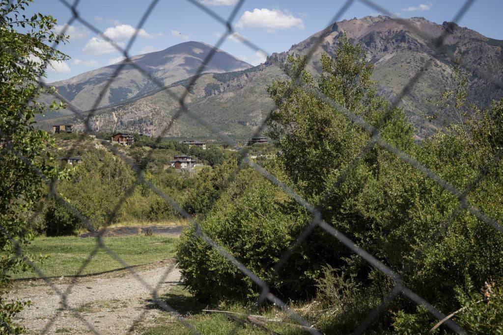 De un lado un country, del otro una comunidad mapuche.