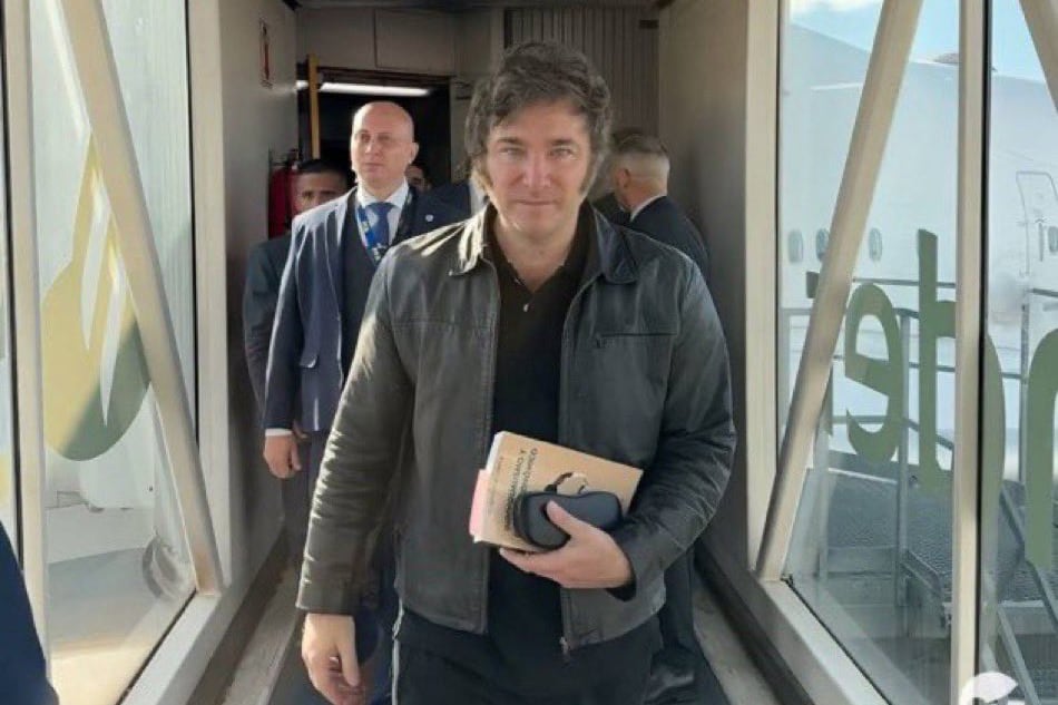 Milei viaja en vuelos de línea