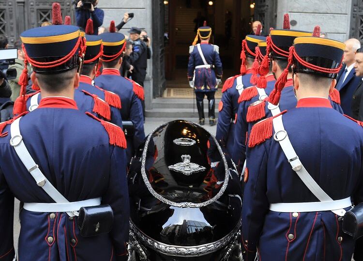 El féretro de De la Rúa es ingresado al Congreso.