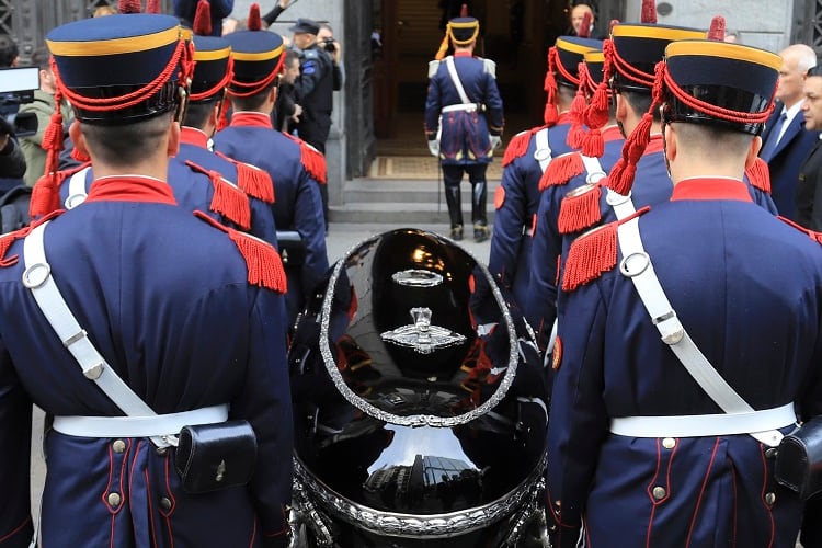 El féretro de De la Rúa es ingresado al Congreso.