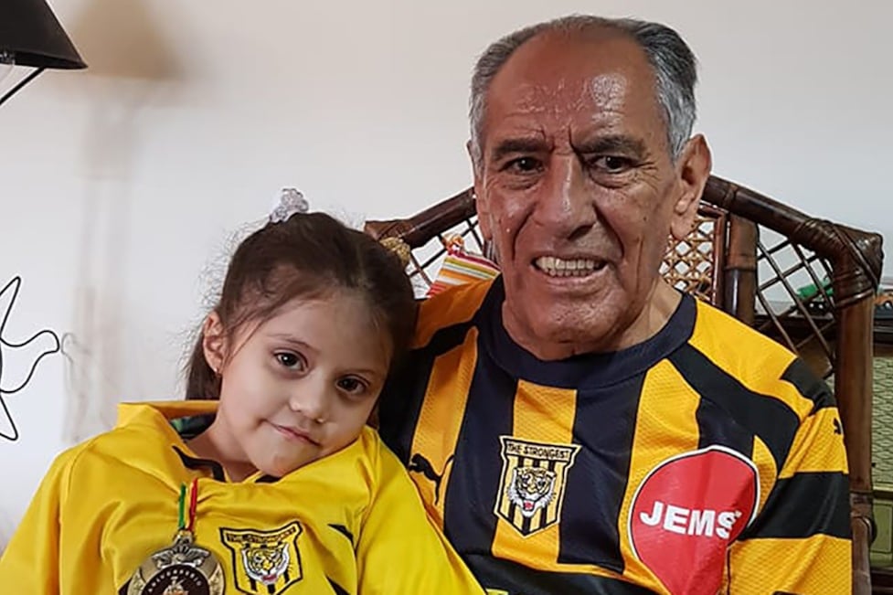 Rolando Vargas con su familia en su casa de La Paz.