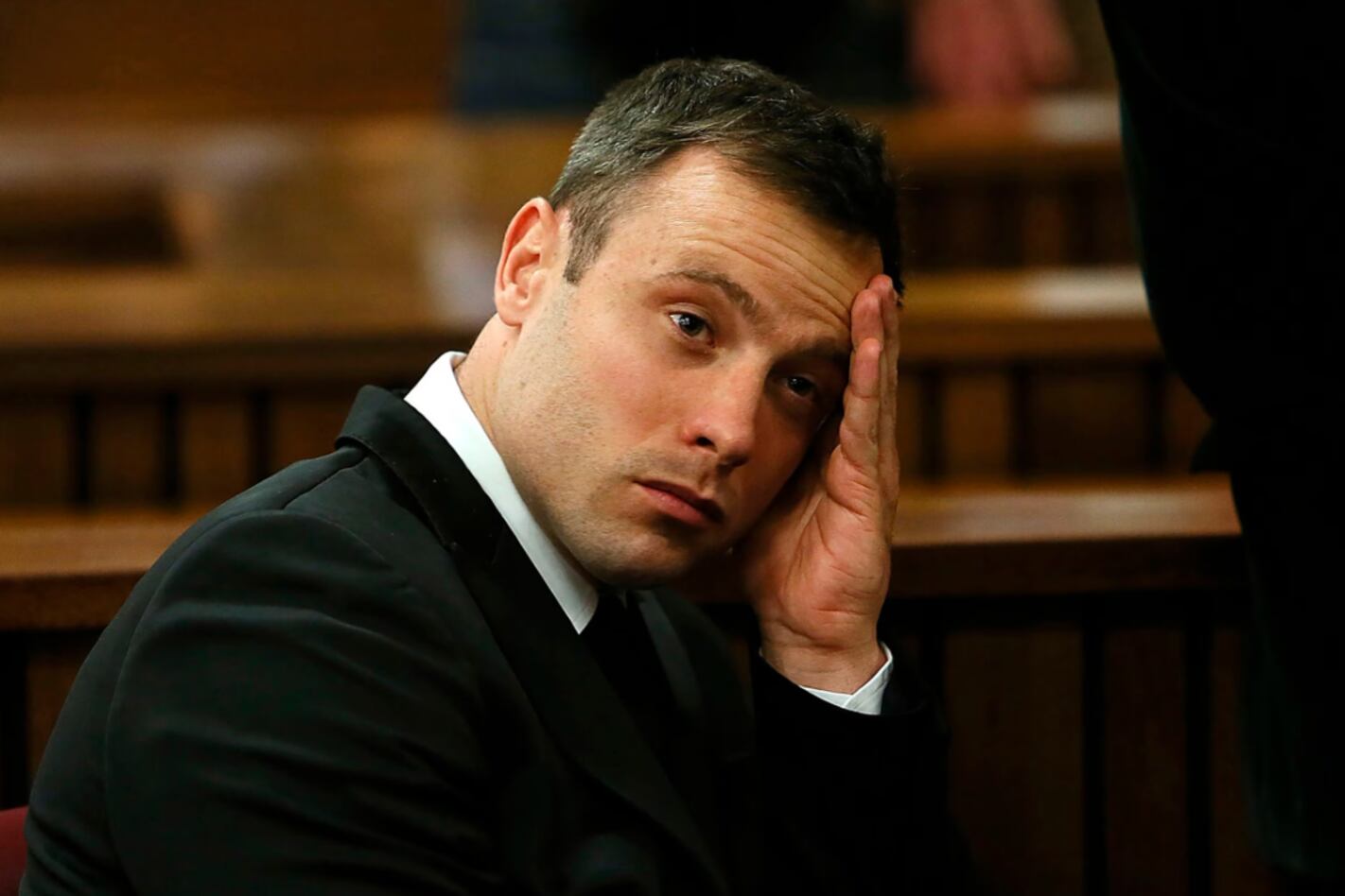 Oscar Pistorius, el ex campeón paralímpico, obtuvo la libertad condicional.