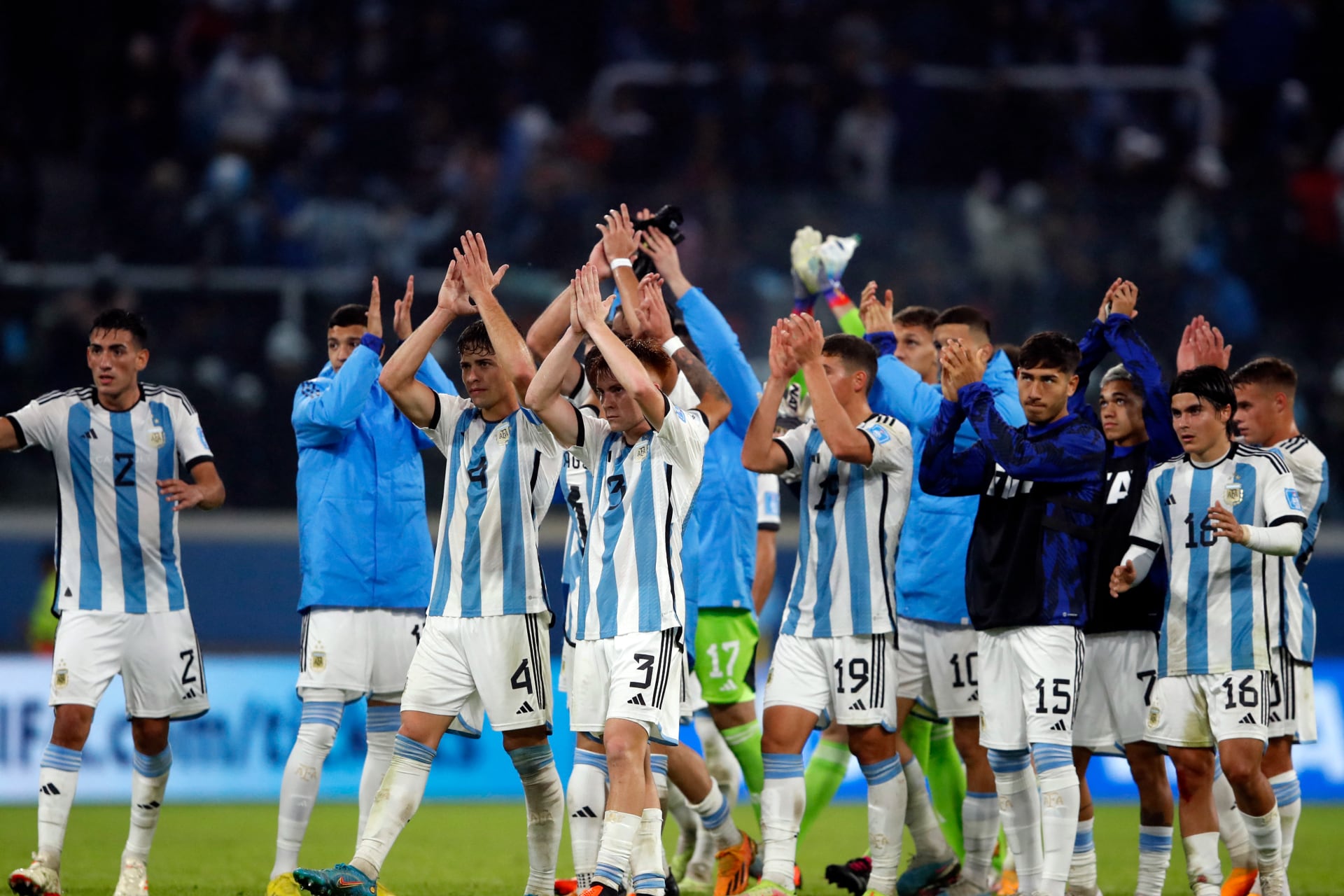 Los jugadores de la selección argentina saludan al público tras su victoria 3 a 0 ante Guatemala.