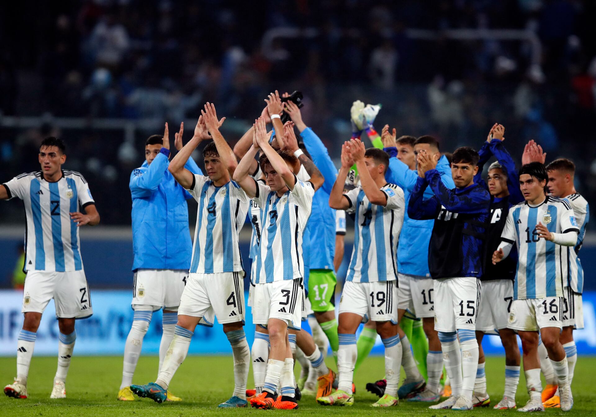 Los jugadores de la selección argentina saludan al público tras su victoria 3 a 0 ante Guatemala.