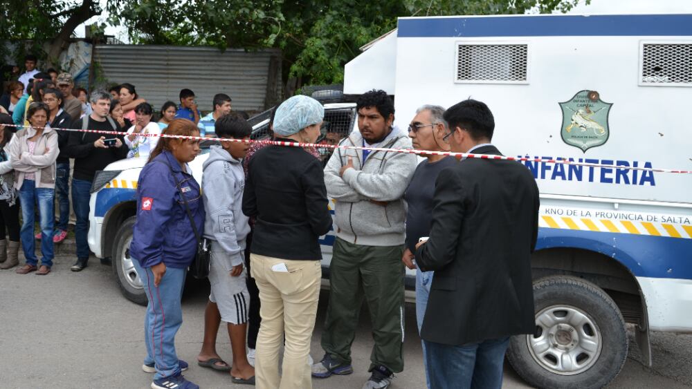 La fiscala (de espaldas) con familiares de la víctima 