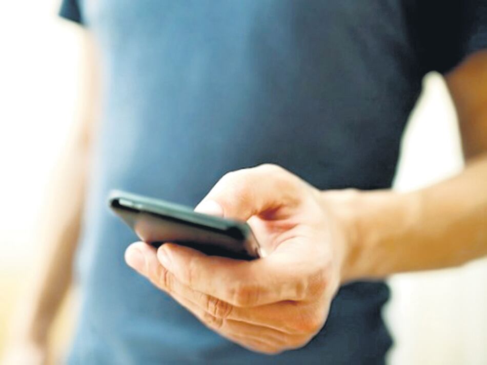 El celular es el principal acceso a Internet de los chicos más pobres, y dependen del crédito.