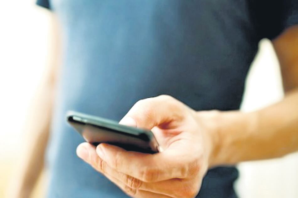 El celular es el principal acceso a Internet de los chicos más pobres, y dependen del crédito.