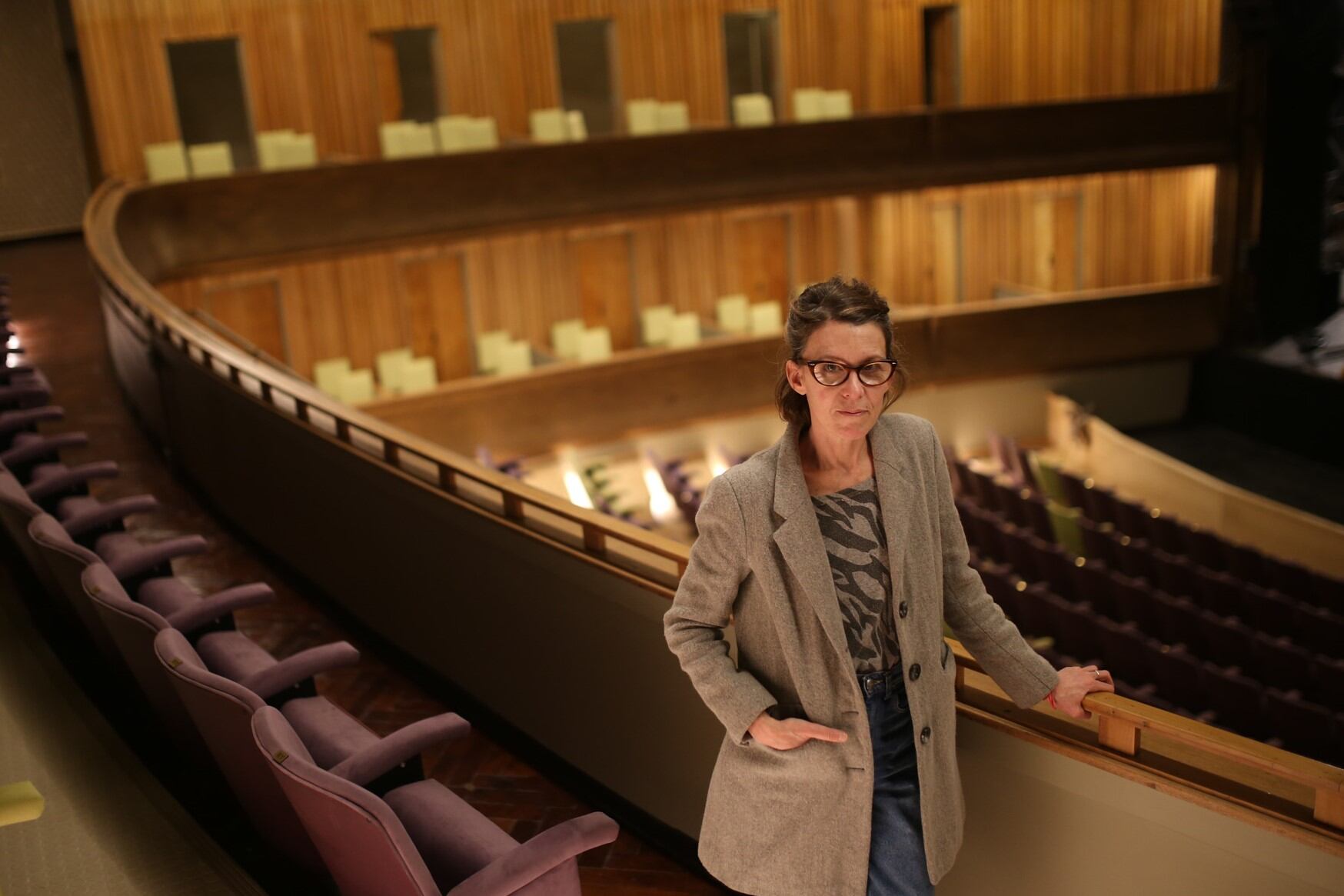Julieta Ascar junto a las butacas lilas, un hermoso "capricho"