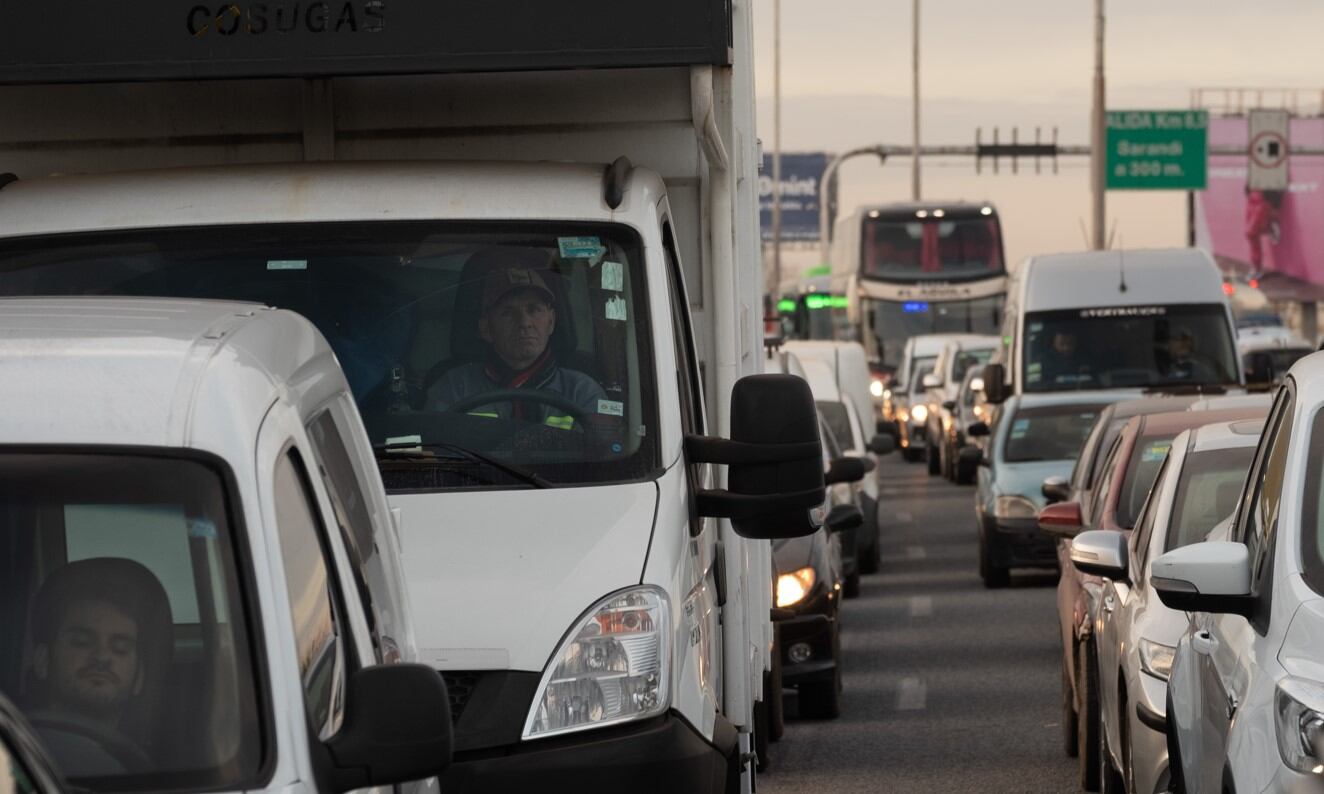 Autopista Buenos Aires-La Plata: tras un corte de más de dos horas, comienza a liberarse el tránsito 