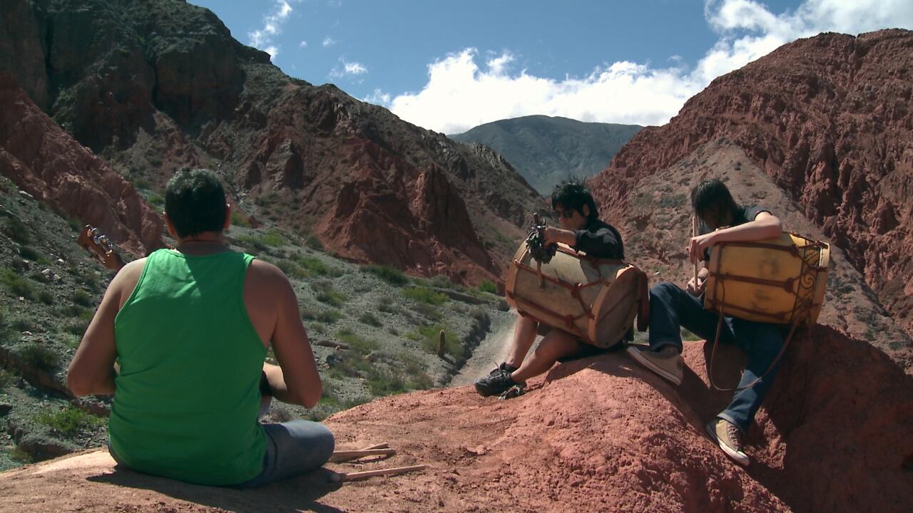 El film arranca con una emotiva versión de "Vientito de Tucumán" entre los cerros.